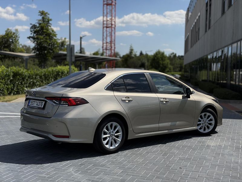 Toyota Corolla (2022) 1.8 90 kW hybrid / sedan - fotka 4 z 22