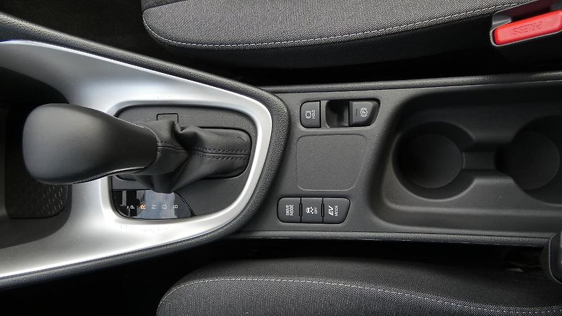 Mazda 2 1.5 Hybrid e-CVT Centre-line - fotka 17 z 22