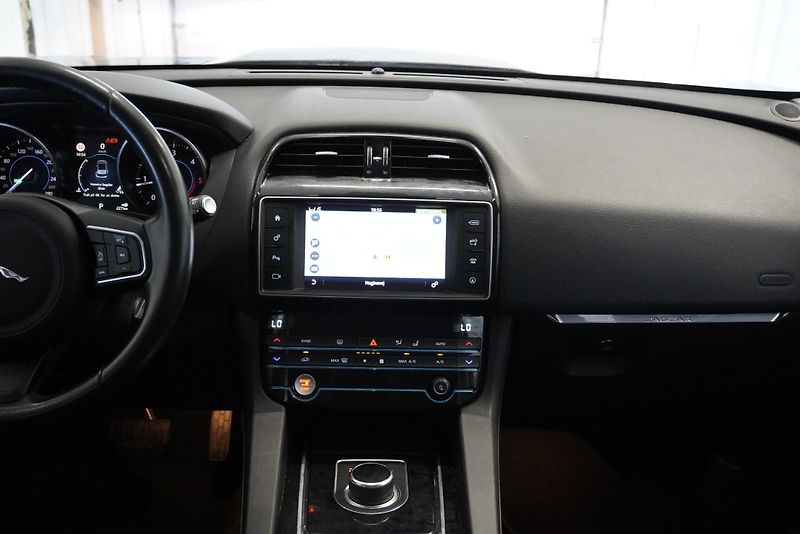 Jaguar F-Pace 2.0D 132kW PRESTIGE - fotka 22 z 28