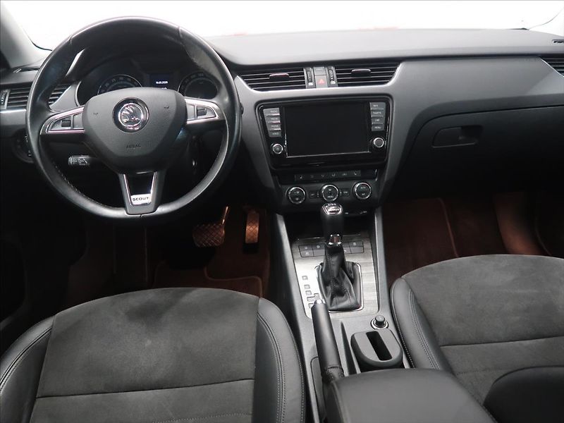 Škoda Octavia 2,0 TDI 135KW DSG SCOUT TOP! - fotka 28 z 39