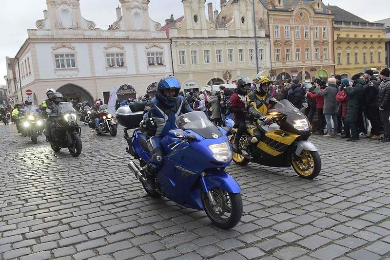 Štědrodenní motorkářská vyjížďka se srazem na Karlově náměstí v Kolíně.