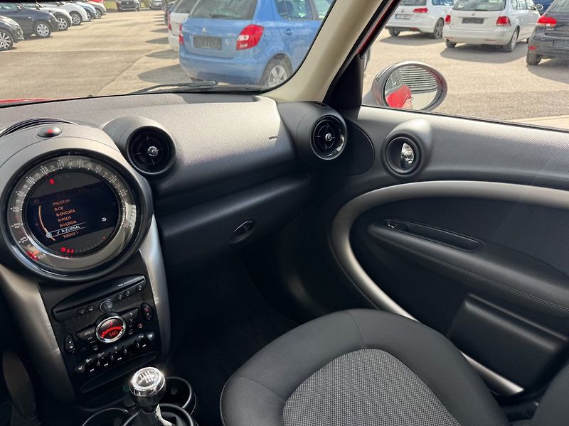 Mini Countryman (2015) 1,6 D 82 Kw - fotka 15 z 33