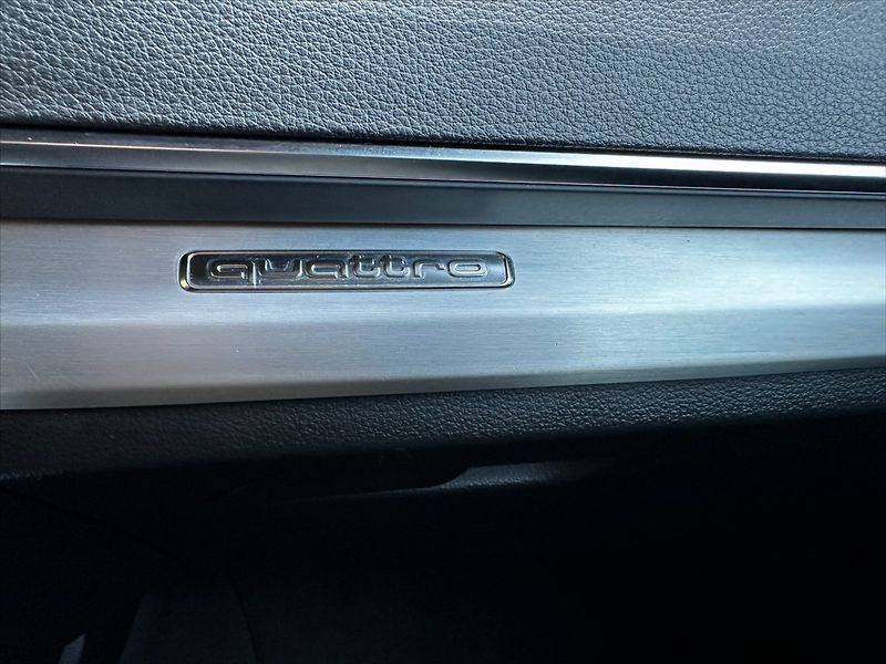 Audi Q5 2,0 TFSi 270kW-VIRTUAL-S Line - fotka 36 z 48