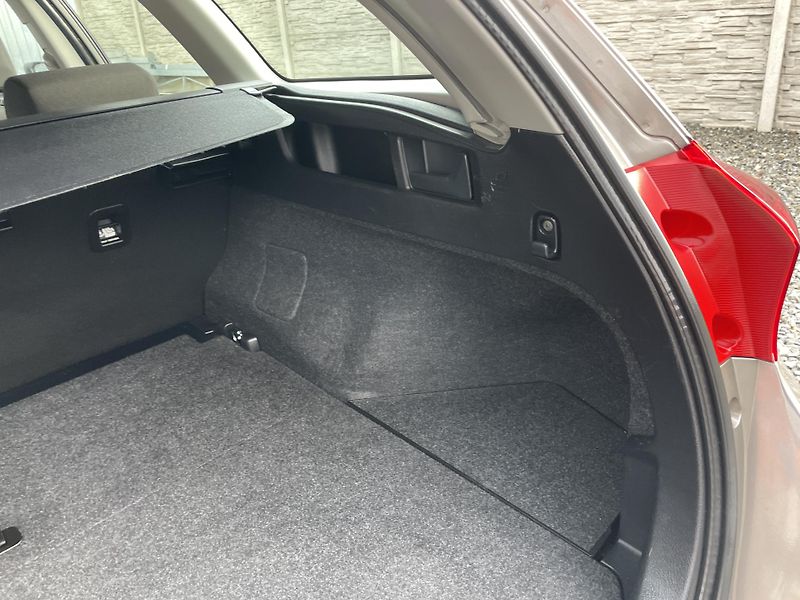 Toyota Auris 1.8i 16v HYBRID AUT NAVI CAM!! - fotka 108 z 166