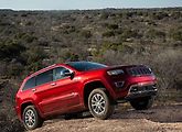 Jeep Grand Cherokee má také vzduchový podvozek a stejně jako v případě Range Rover, dost na něj trpí. V závěsu je elektrika a motor, díky čemuž má index 181. V servisu se auto zdrží 2,5 hodiny a pojišťovna za majitele platí v průměru 11 tisíc Kč.
