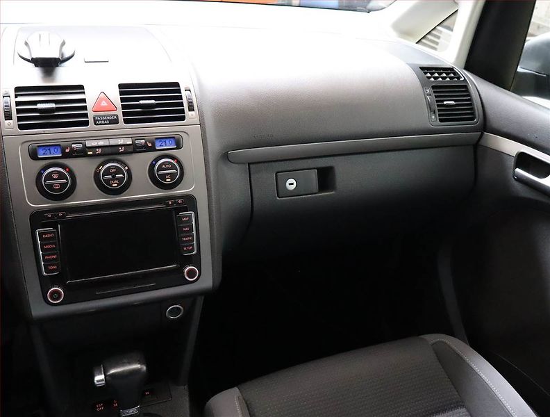 Volkswagen Touran (2009) 2.0 TDI, nová STK, Tažné - fotka 8 z 18