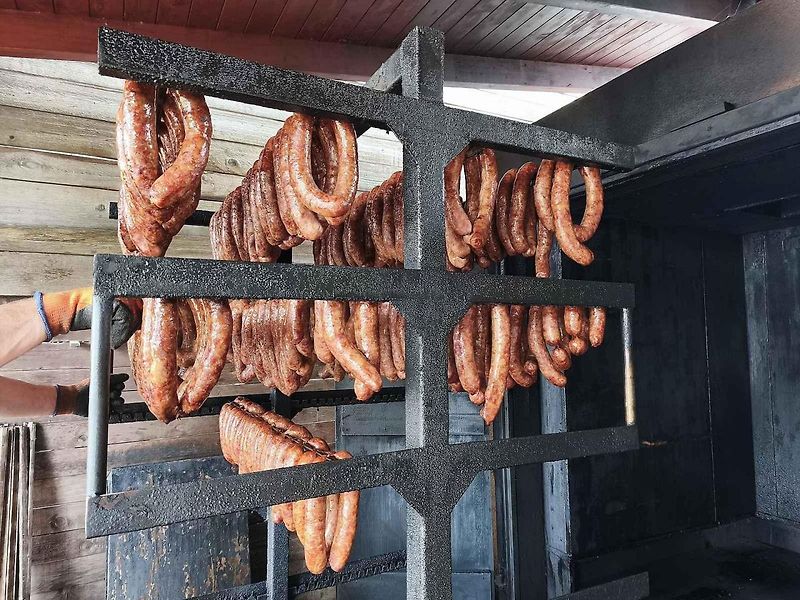 Ochutnali jsme pečenou krkovičku s opečeným bramborem za 125 korun.
