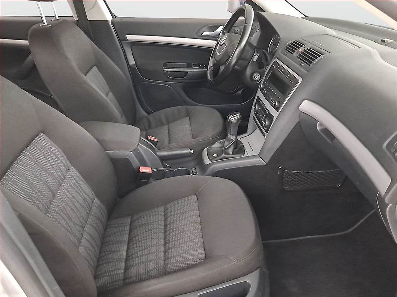 Škoda Octavia (2011) Elegance 1.9 TDI, Tempomat - fotka 9 z 20