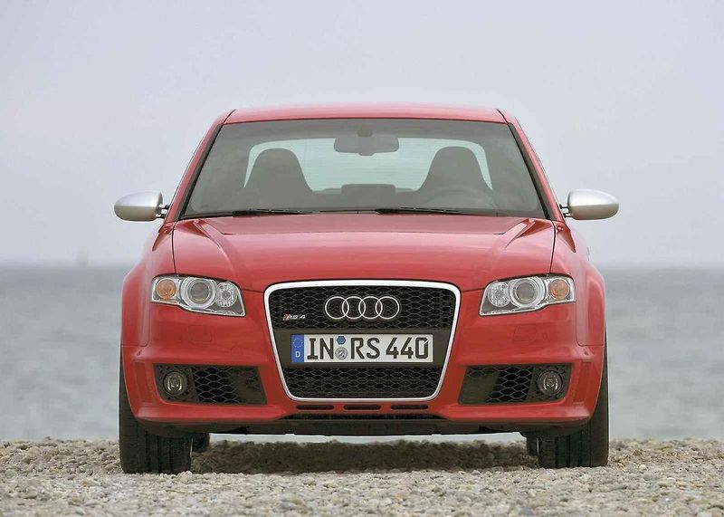Audi A4 se v první generaci chlubila nápaditými propagačními snímky.