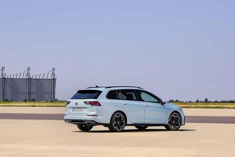 Golf je stále k mání ve verzích kombi, hatchback i GTI