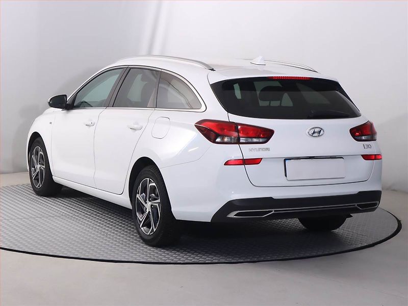 Hyundai i30 (2021) Family 1.5 T-GDI MHEV - fotka 4 z 19