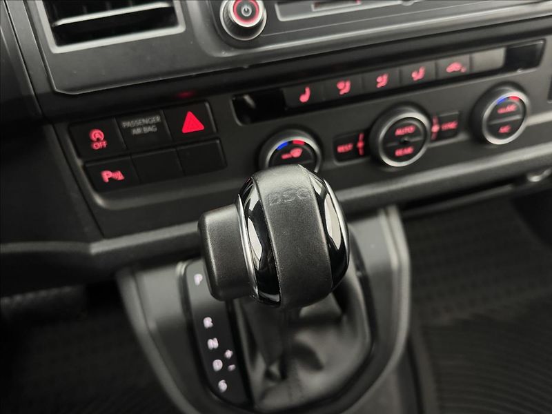 Volkswagen Caravelle 2,0 110kW DSG NZTOP LONG TZ - fotka 23 z 39