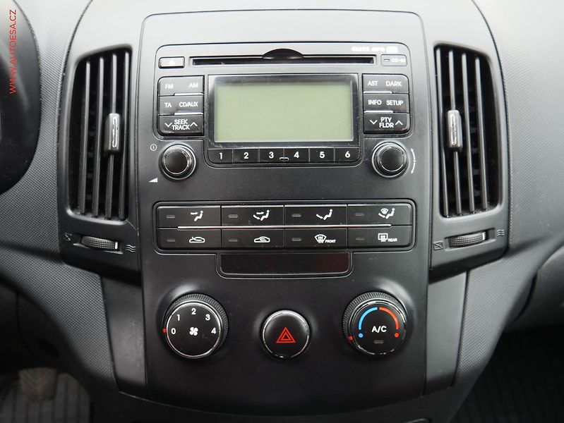 Hyundai i30 (2008) 1.4CVVT, ČR, AC, zmk.řazení - fotka 13 z 14