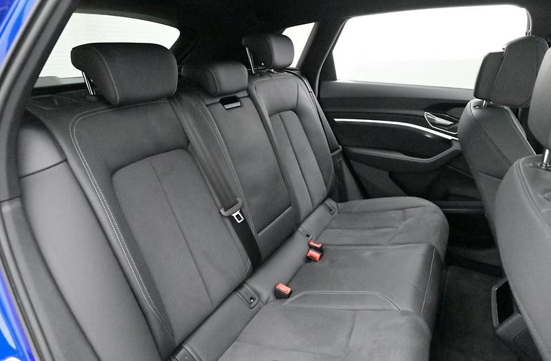 Audi Q8 e-tron 55 Q S-Line SoH 94% 360k Pano  - fotka 22 z 24