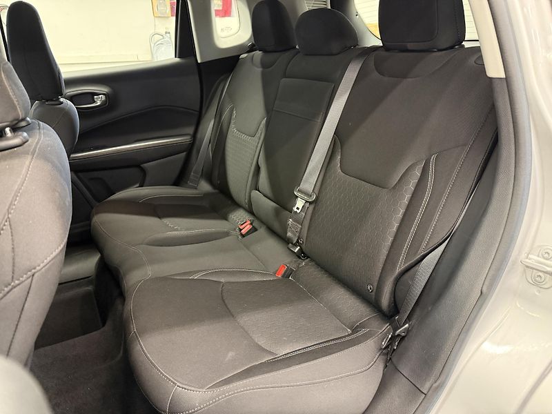 Jeep Compass 1.6 Multijet 88 kW - fotka 18 z 18