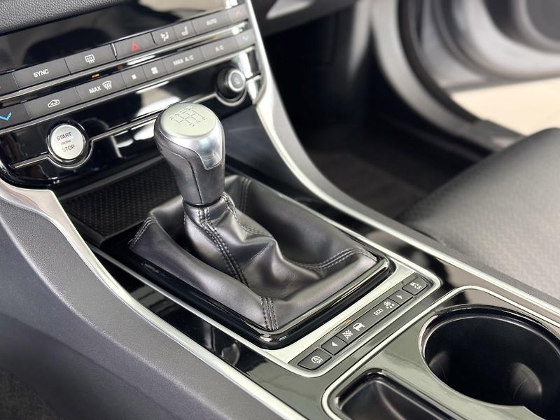 Jaguar XF 20d Prestige*Kamera*Meridian - fotka 24 z 35