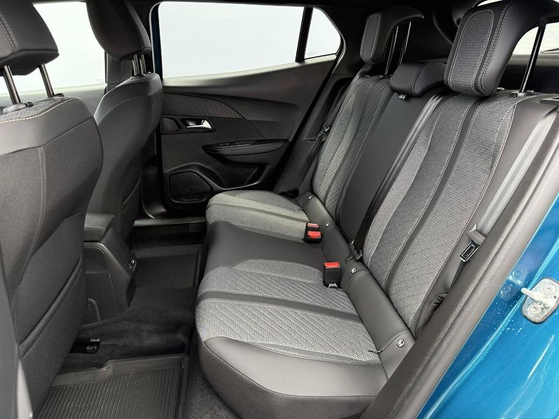 Peugeot 2008 (2026) ALLURE Hybrid  1,2 145 e-DCS6 - fotka 11 z 22