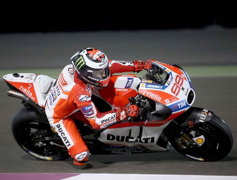 Jorge Lorenzo a oslava jeho vítězství na japonském okruhu Motegi v roce 2009.