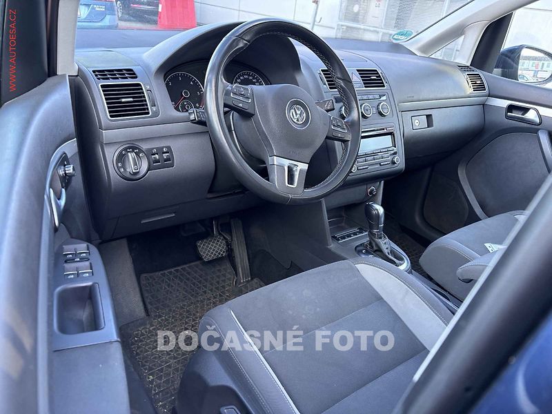 Volkswagen Touran (2013) 2.0TDi, 1.maj, Panorama, AC - fotka 3 z 3