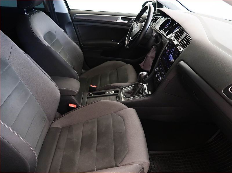 Volkswagen Golf (2018) 1.6 TDI, Automat, Navi, Xenony - fotka 9 z 18