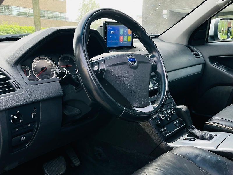 Volvo XC90 2.4 D5 4x4 AUT SERVISKA TAŽNÉ - fotka 28 z 49