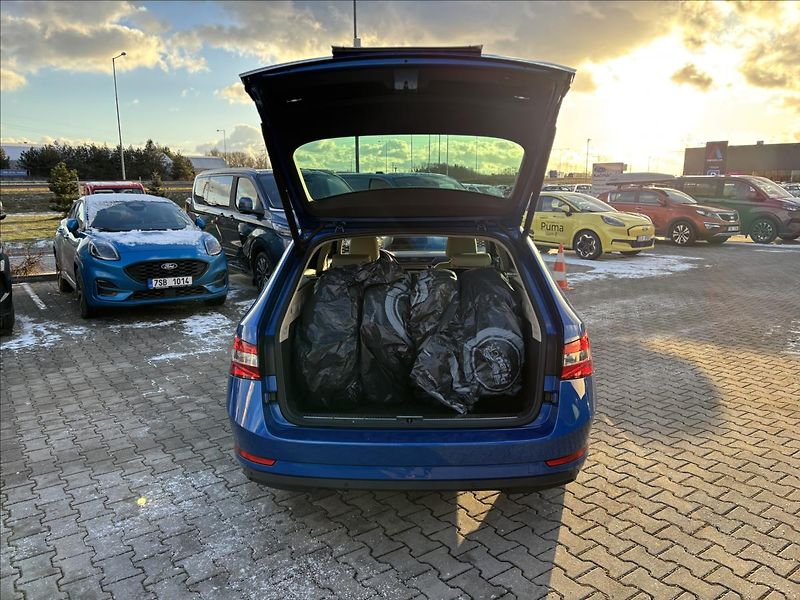 Škoda Superb 2,0 TDI 110kW Style AUT - fotka 10 z 40