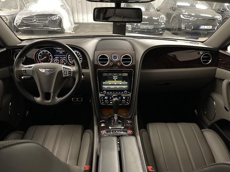 Bentley Flying Spur (2016) 6.0 625 PS  W12 - fotka 52 z 81