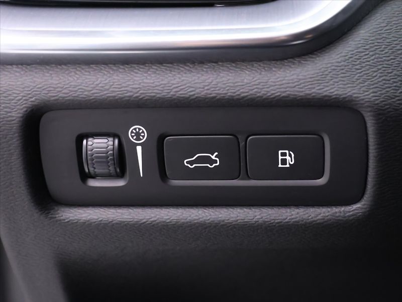 Volvo V60 2,0 B5 AWD Momentum Pro AT DPH - fotka 16 z 29