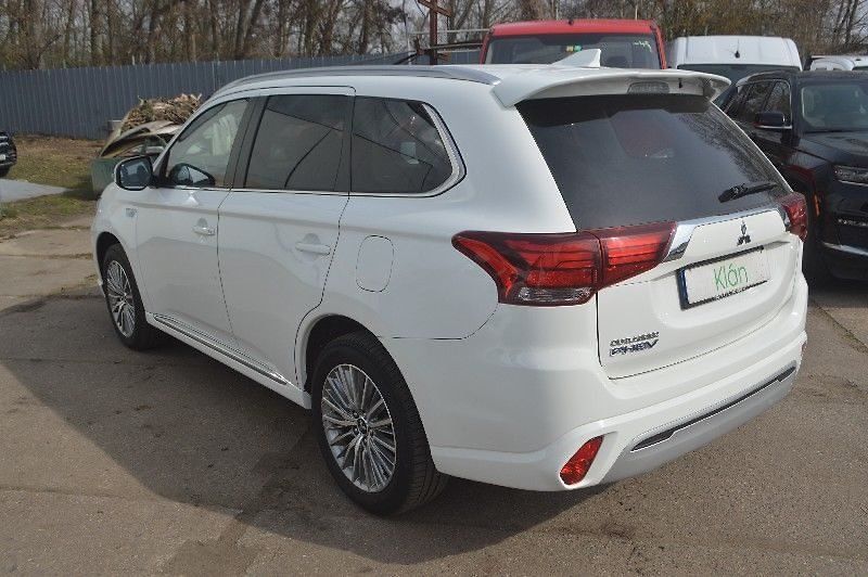 Mitsubishi Outlander 2,4 4x4 - fotka 16 z 26