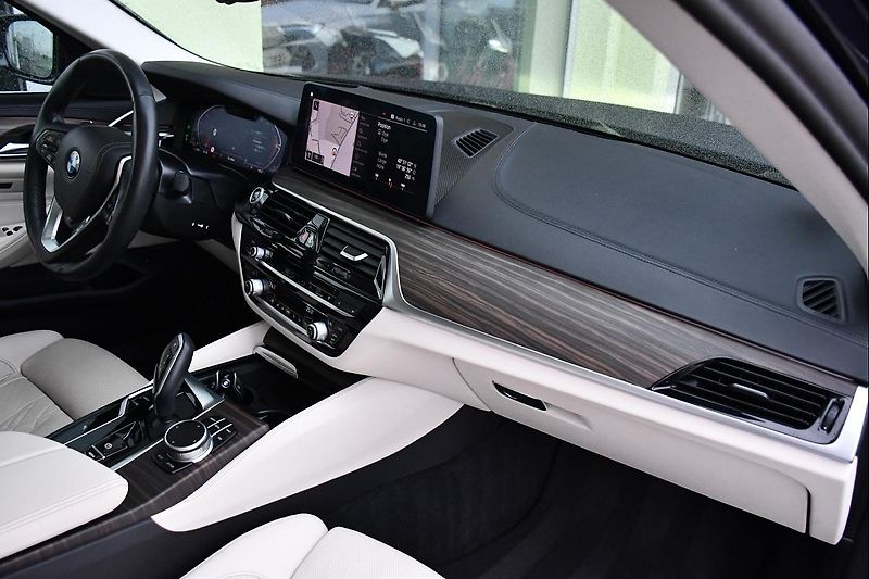 BMW Řada 5 540i xD LUXURY HUD LASER TAŽNÉ - fotka 18 z 46