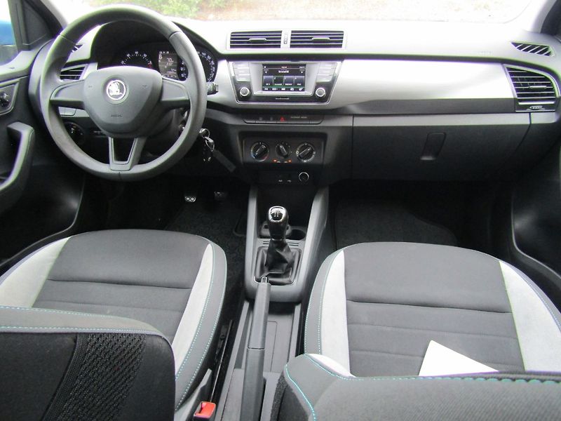 Škoda Fabia (2016) 1.2 TSI 66kW  ZIMNÍ+LETNÍ PNEU - fotka 15 z 36