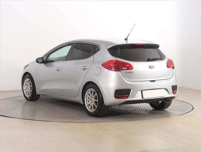 Kia Ceed (2015) 1.4 CVVT, Serv.kniha, Tempomat - fotka 4 z 17