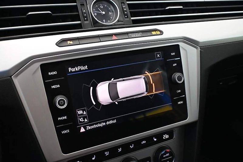Volkswagen Passat (2018) 2.0 LED ACC TDI - fotka 19 z 32