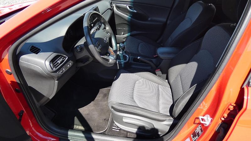 Hyundai i30 Kombi 1,0 T-GDI Trikolor - fotka 18 z 22