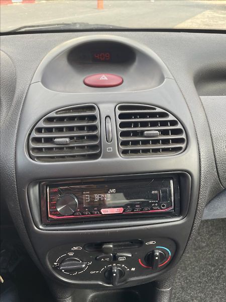 Peugeot 206 1,4i 55kW*tažné*Zachovalé auto - fotka 23 z 36