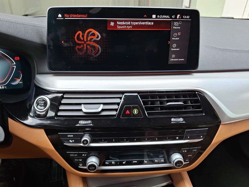 BMW Řada 5 530d xDrive AT Touring - fotka 14 z 71