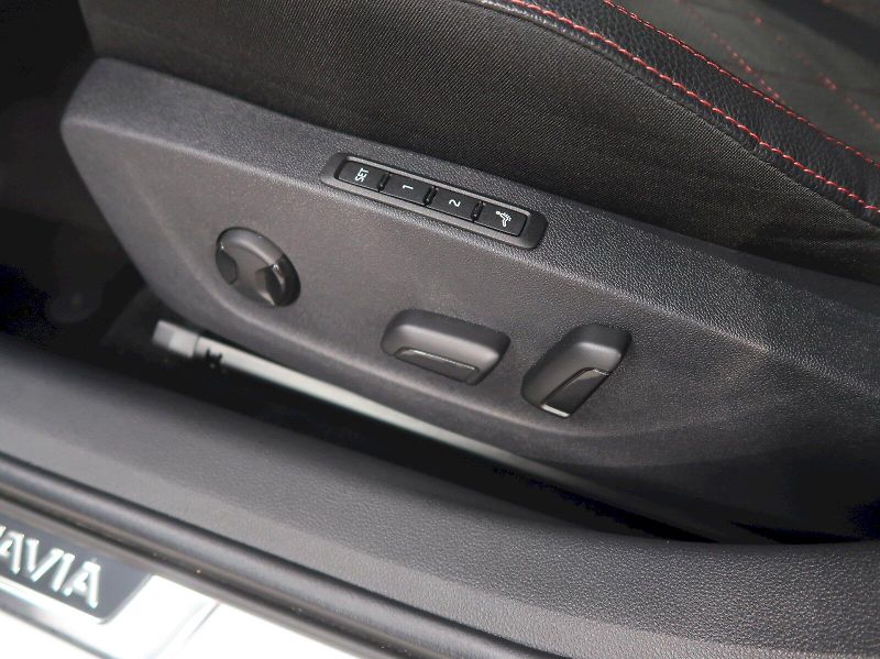 Škoda Octavia (2026) RS 2.0TSI 195KW DSG TAŽNÉ PANO - fotka 43 z 48
