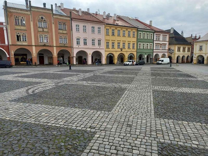 Následky nočního driftování na Valdštejnově náměstí v Jičíně.