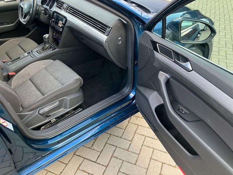 Volkswagen Passat Variant (2023) 2.0TDI 110kW DSG NEHAVAROVANÉ - fotka 15 z 34