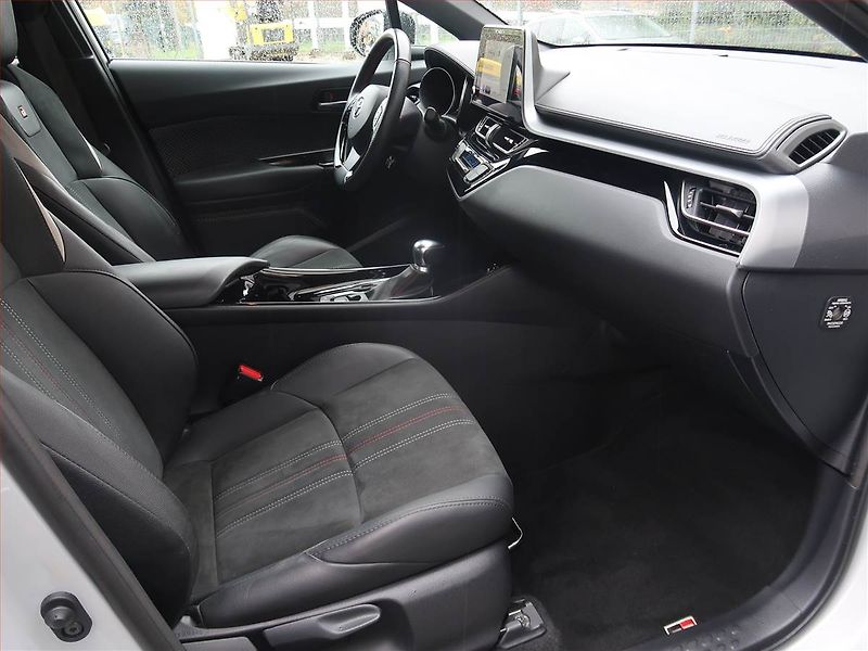 Toyota C-HR (2023) GR Sport 2.0 Hybrid - fotka 9 z 22