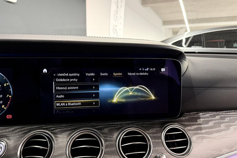 Mercedes-Benz Třídy E (2021) E 63s AMG 4Matic+ V8 Biturbo - fotka 116 z 124
