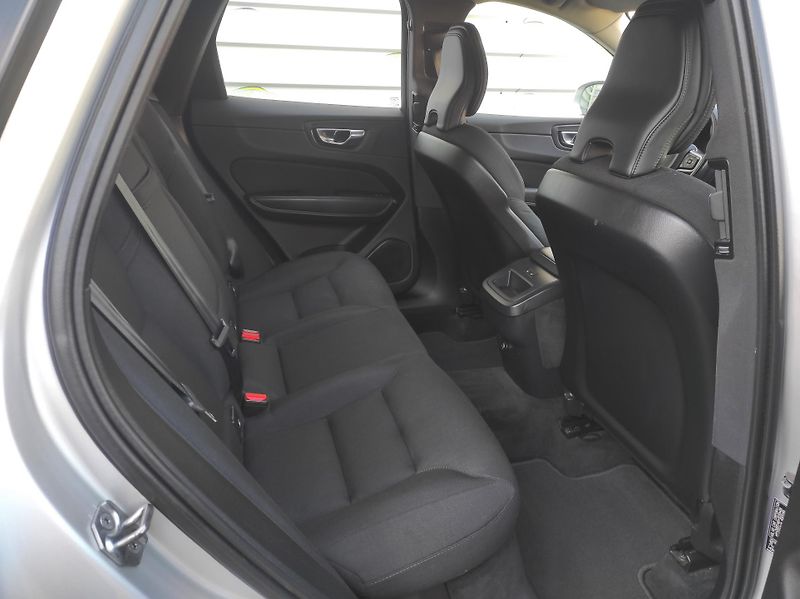 Volvo XC60 2,0 D3 Drive-E, Momentum Pro - fotka 15 z 41