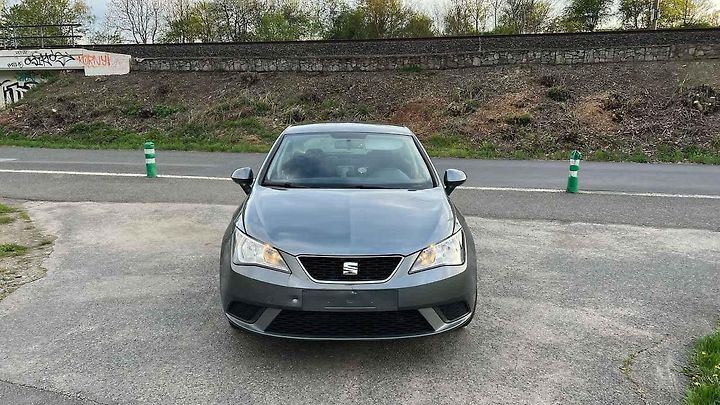 Zepředu vypadá jako běžný hatchback, pod kapotou má klasický motor, nechybí airbagy ani poctivá karoserie.