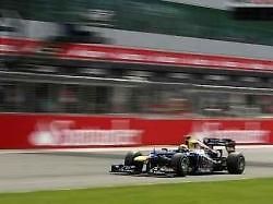 Mark Webber oslavuje vítězství ve Velké ceně Británie.