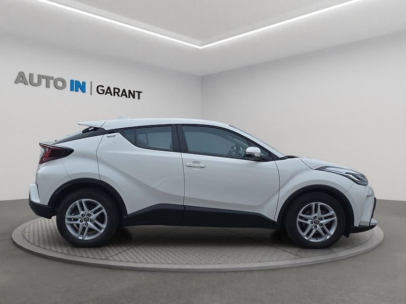 Toyota C-HR (2023) 1.8 e-CTV 72kW, ČR, 1. Maj., S - fotka 4 z 27