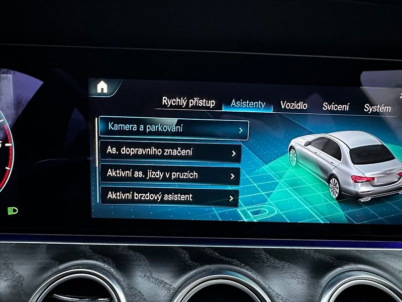 Mercedes-Benz Třídy E 2,0 220D 143kW - fotka 34 z 44