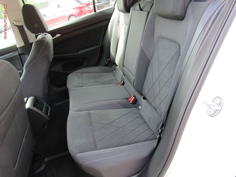 Volkswagen Golf (2022) 1.5TSi, 1.maj,ČR, LED, navi - fotka 10 z 17