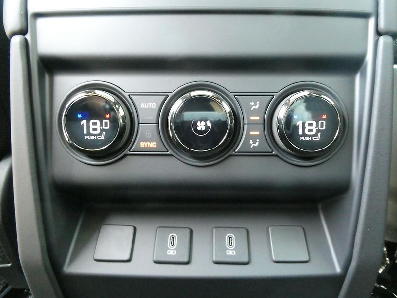 Land Rover Defender 110 4,4 OCTA P635 - fotka 17 z 44
