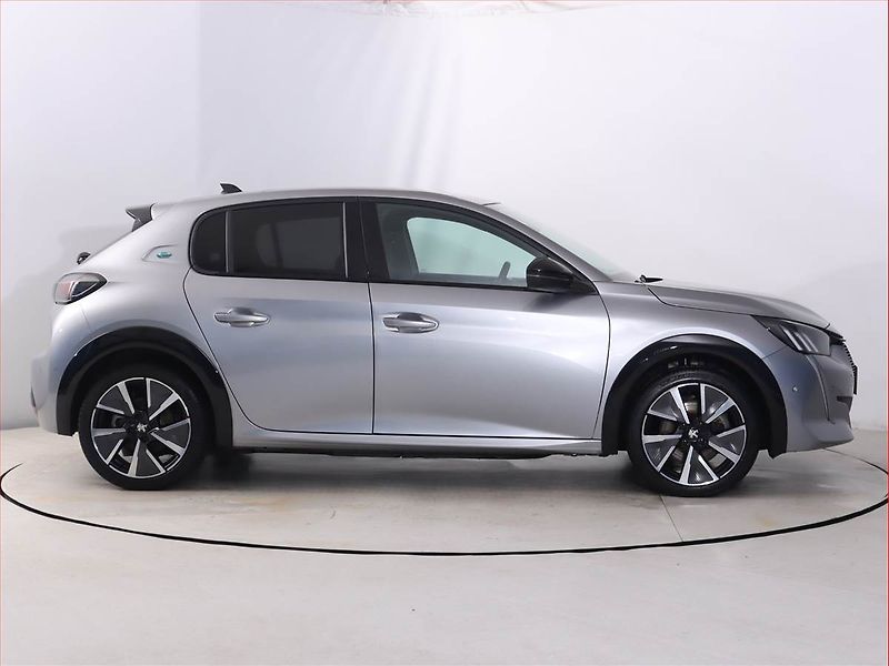 Peugeot 208 (2020) GT 50 kWh, SoH 92%, Automat - fotka 6 z 26