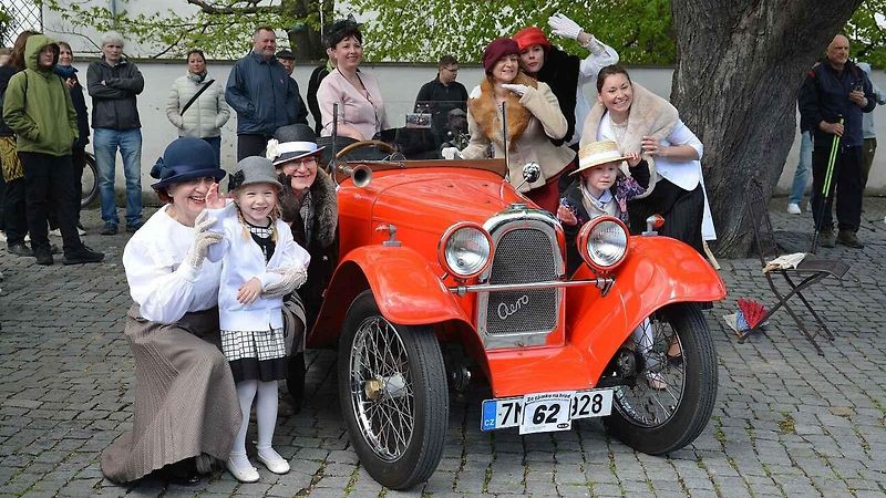 Automobiloví a motocykloví veteráni se vydali v neděli na tradiční jízdu Ze zámku na hrad. Start byl na Horním náměstí v Přerově, kde si lidé užili bohatý program.
